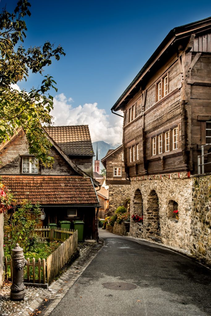 mur pierres naturelles village